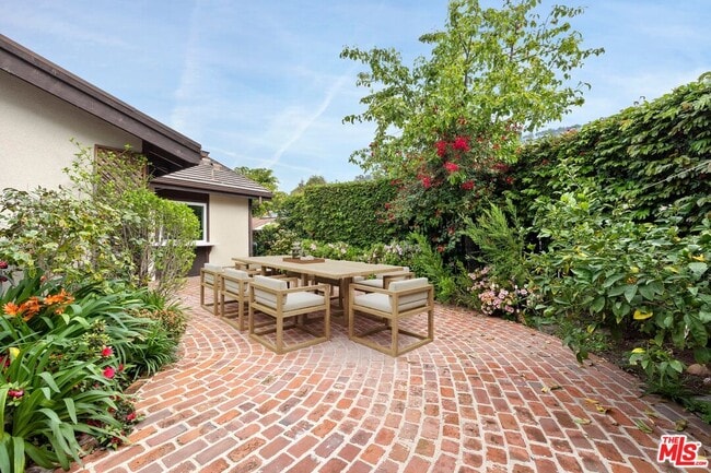 Building Photo - 1329 Avenida de Cortez