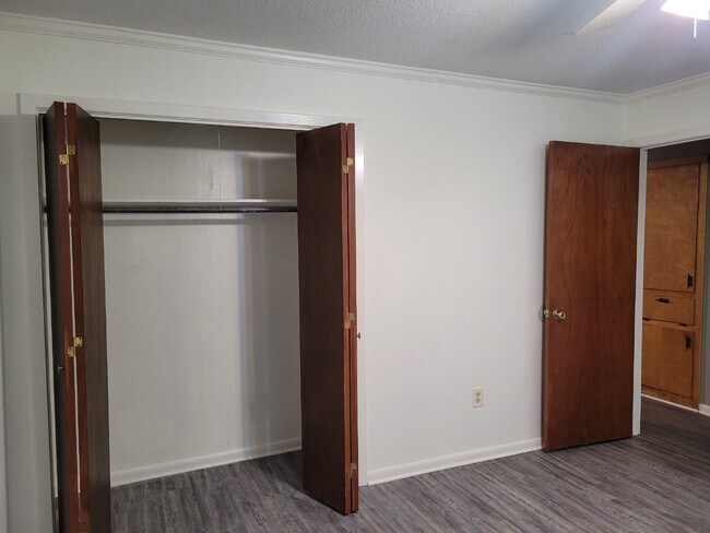 Building Photo - 2 bed / 1 bath apartment