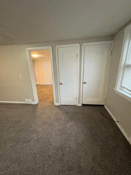 Building Photo - 10012 Robinson Ave