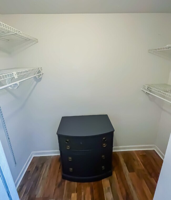 Building Photo - Spacious Stay for Crews | 4BR + Parking + ...