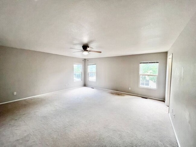 Building Photo - NEW CARPET & PAINT! Beautiful 3 Bedroom 2 ...