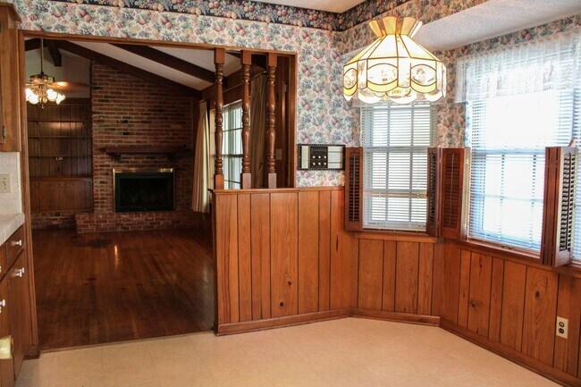 Building Photo - COLONIAL HILLS, NORTH EAST I.S.D.