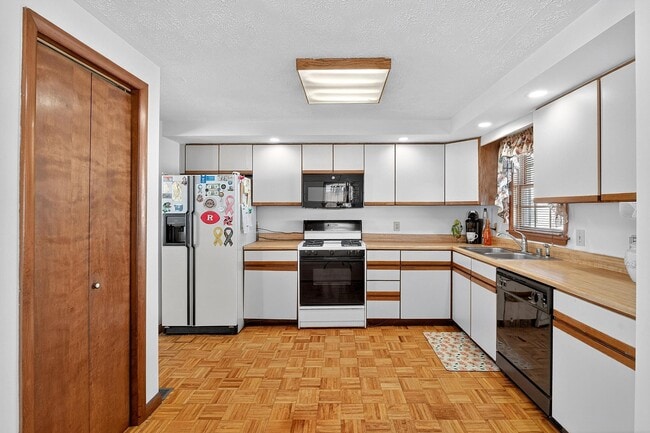 Building Photo - 87 Merseles St