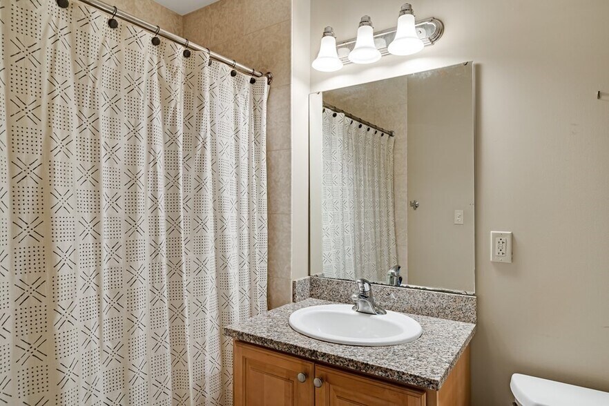 Building Photo - 1721 Washington St