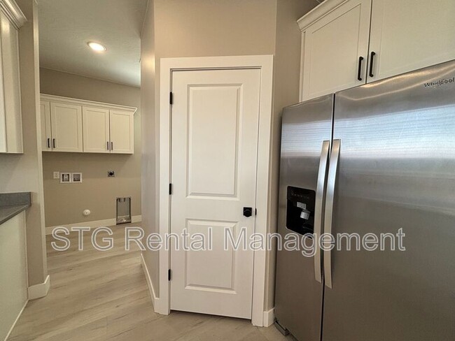 Building Photo - 840 Twin Lakes Dr