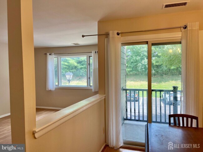 Building Photo - 2217 Sayre Dr
