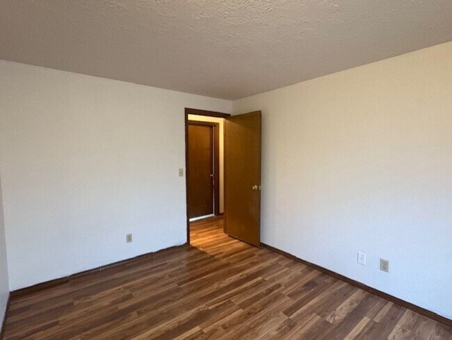 Building Photo - 3 bedroom/2 bath home