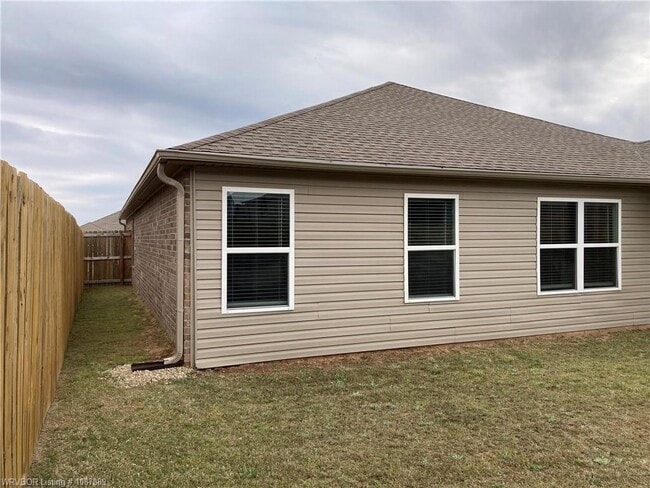 Building Photo - 8004 Dogwood Dr