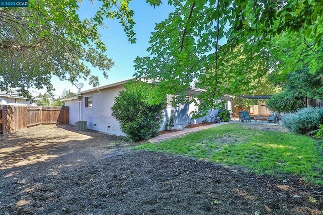 Building Photo - Clean/Remodeled 3 Bedroom 2 Bath with Large  Lot