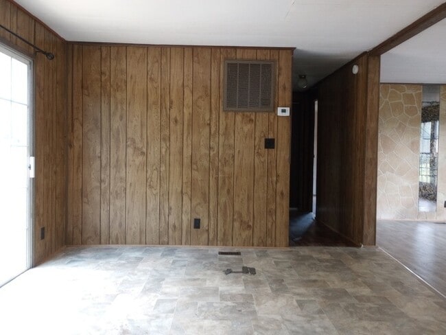 Building Photo - 3 Bedroom 2 Bathroom