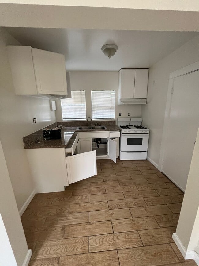 Building Photo - 1926 1/2 Daly Street-