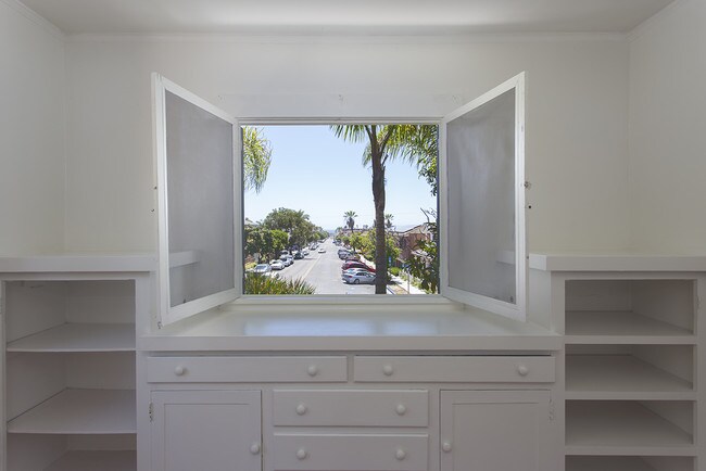 Building Photo - *2 WEEKS FREE!* Cottage in La Jolla w/ Den...