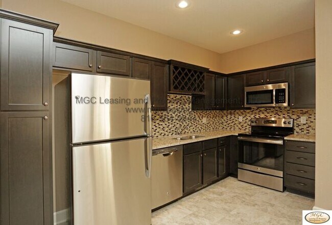 Building Photo - Modern Townhome with Designer Kitchen and High-End Touches in Raymore!