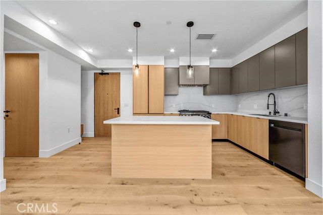 Building Photo - 10352 Riverside Dr