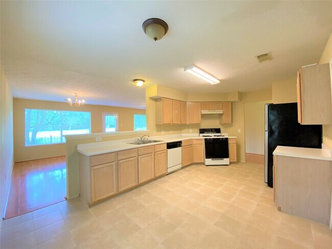 Building Photo - 8026 Golf Green Cir