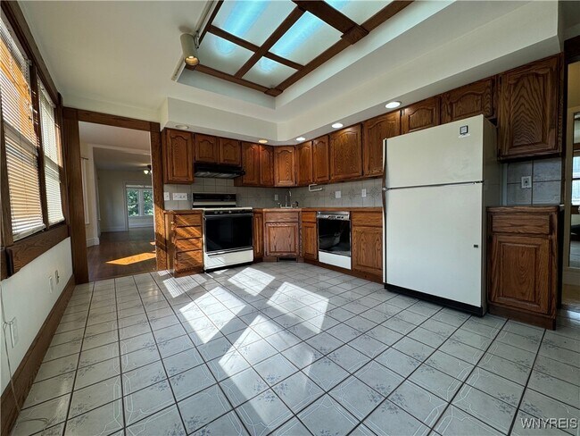 Building Photo - 401 Parkside Ave