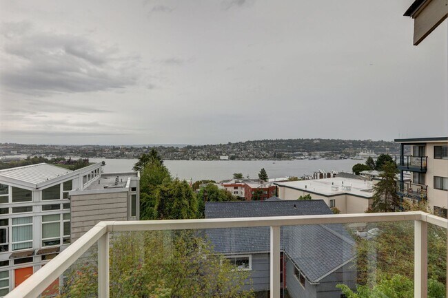 Building Photo - Grand 4 bedroom /2.5-bathroom Townhome w/ ...