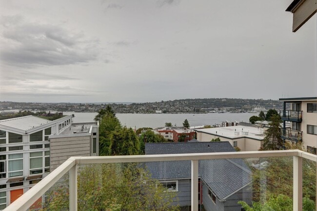 Building Photo - Grand 4 bedroom /2.5-bathroom Townhome w/ Sweeping Views of Lake Union & Cascades!
