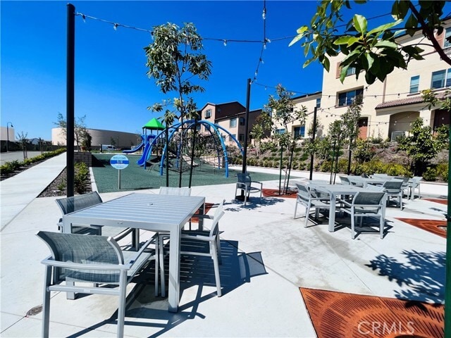 Building Photo - 2031 Divine Arroyo
