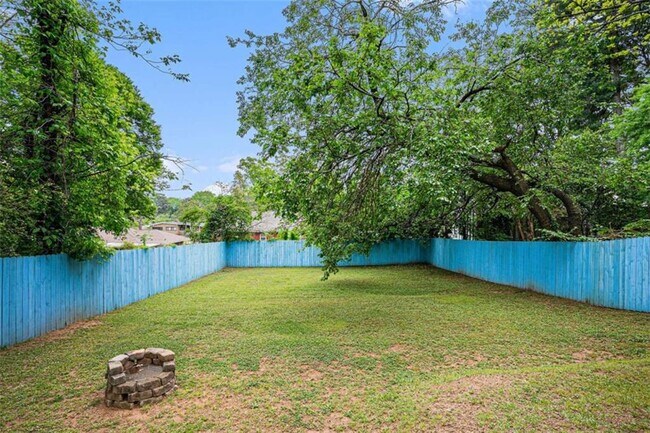Building Photo - 3378 La Vista Dr