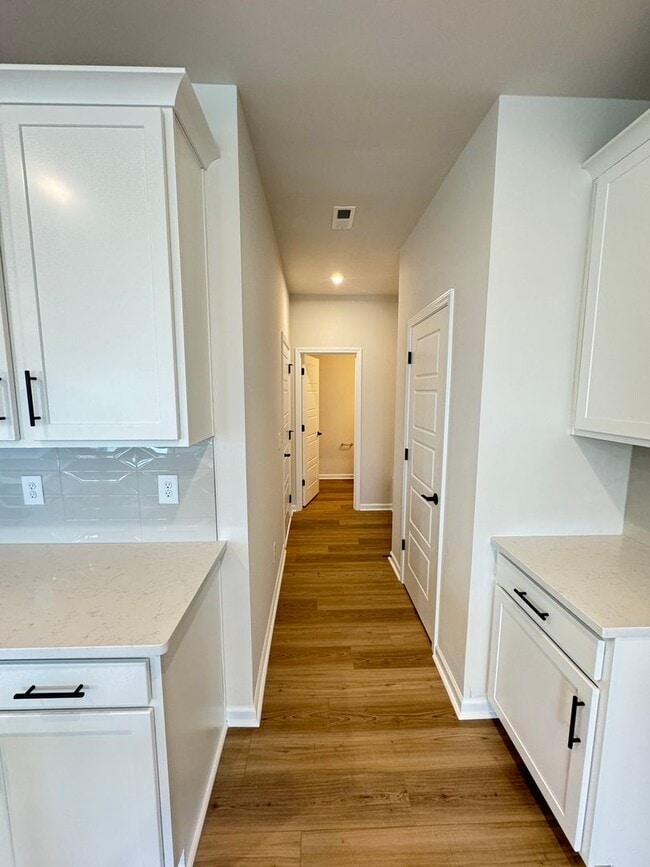 Building Photo - Built in 2024 End Unit with very convenien...