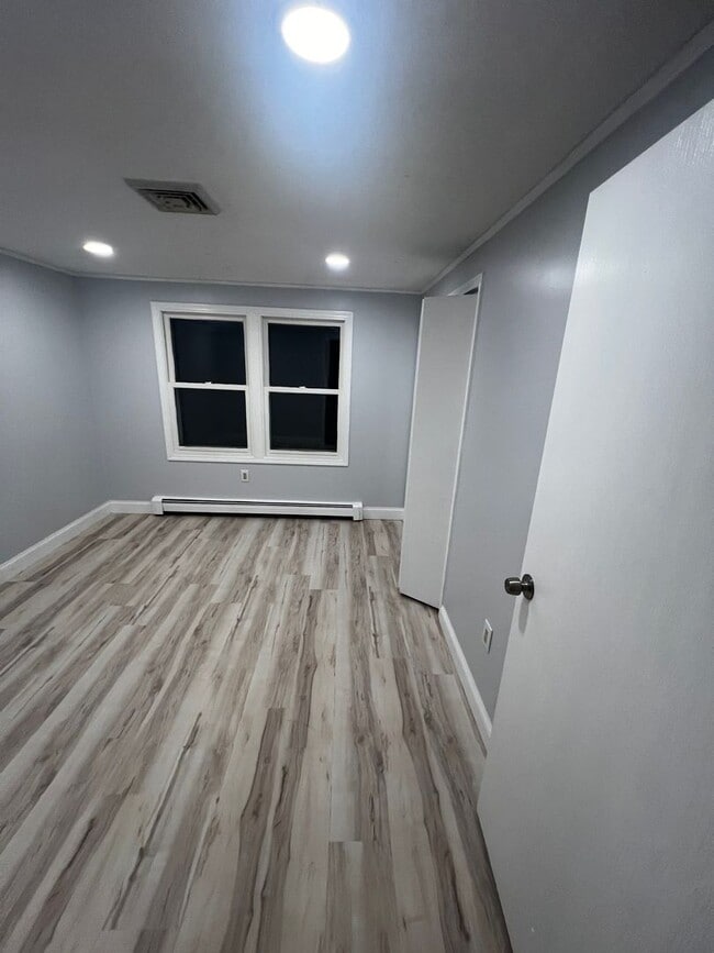 Building Photo - 4-Bedroom, 2-Bath Home with Modern Comforts in Tyngsboro, MA