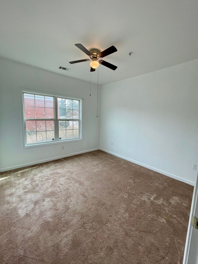 Building Photo - Newly Renovated 3 Bedroom Condo at a GREAT Price!