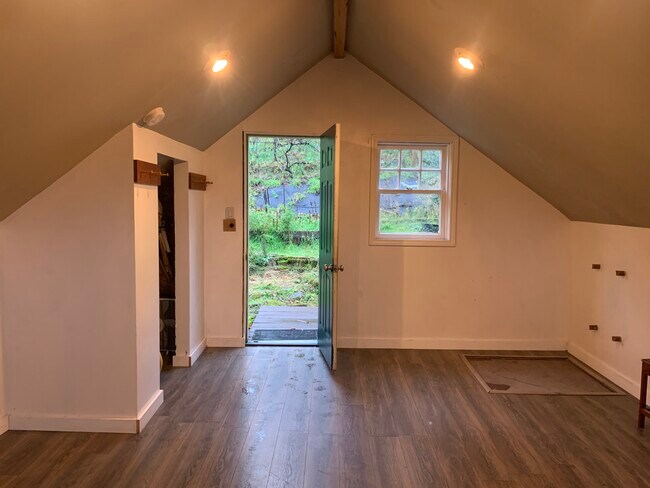 Building Photo - 5105 SE Rex Dr