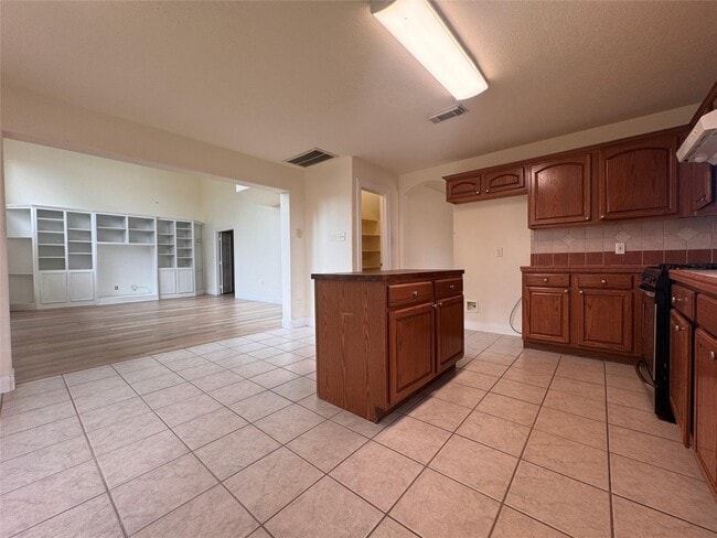 Building Photo - 8530 Regalbrook Dr