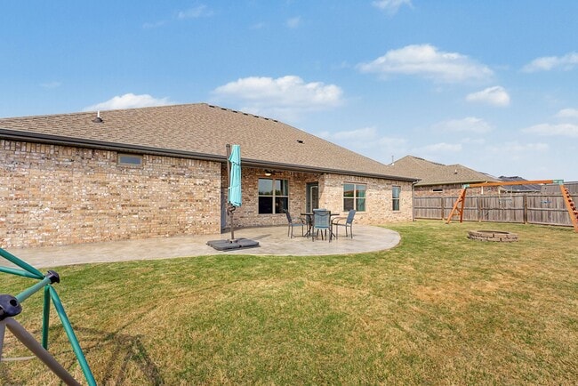 Building Photo - 4 bedroom 2 bath Praire Grove Home! Upgrades Galore!