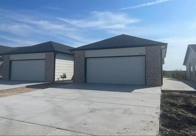 Building Photo - 5224 N Cypress Cir