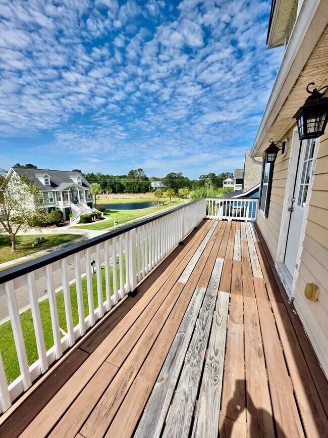 Building Photo - Elevated Four Bedroom in Rivertowne Countr...