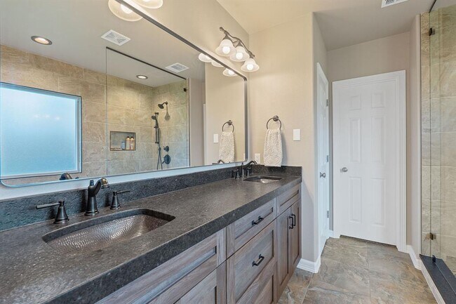 Building Photo - 2634 Plantation Dr