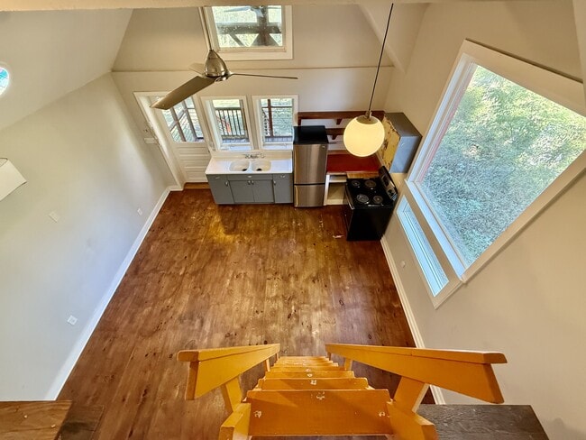 Building Photo - 574 Primitive St