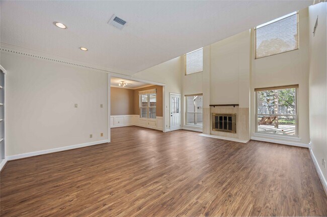 Building Photo - 11930 Carriage Hill Dr