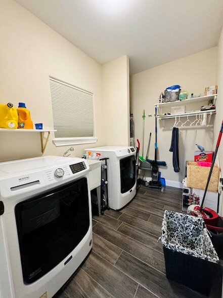 Building Photo - 2301 Lemonwood St