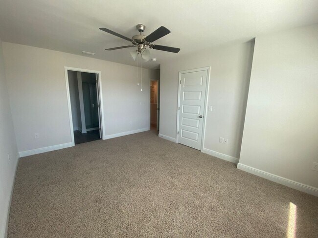 Building Photo - Modern, Spacious & Efficient Townhome in Lynn Haven! *1/2 OFF Security Deposit for Active-Duty Mi...