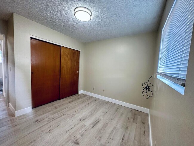 Building Photo - Knowles 4-Plex