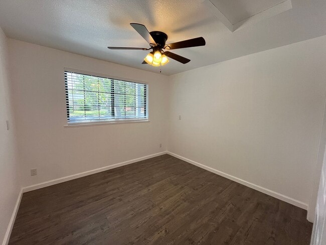Building Photo - Spacious 3 bed 1bath home available in Ard...