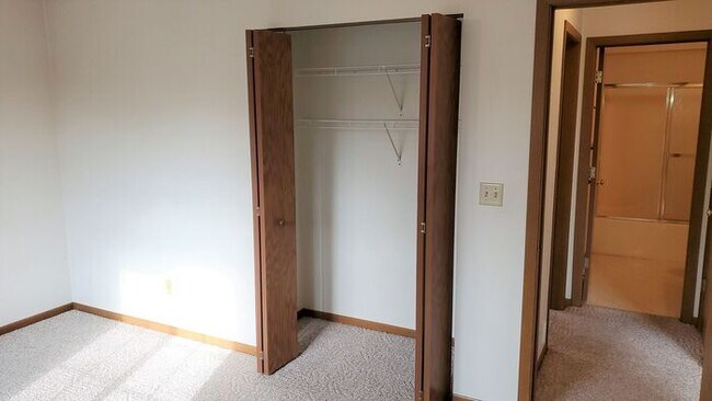 Building Photo - $910 | 2 Bedroom, 1 Bathroom 3rd Floor Con...