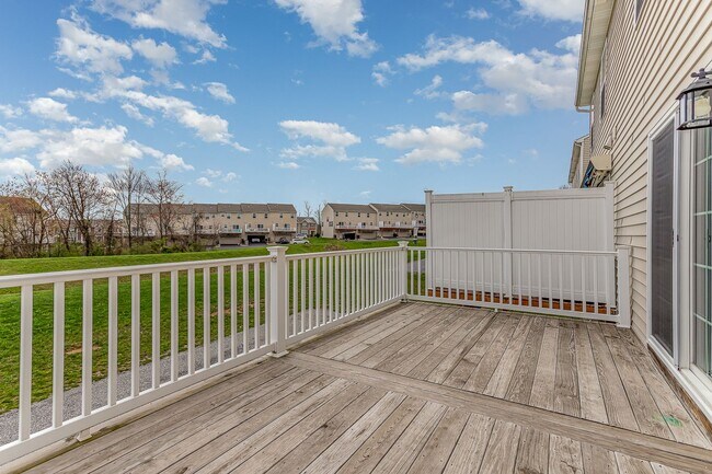 Building Photo - Welcome to this charming 3 bedroom, 2.5 ba...