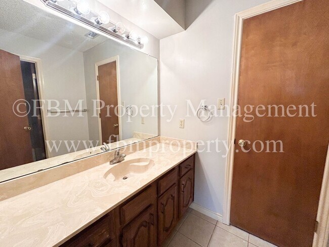 Building Photo - 103 Oak Creek Ct