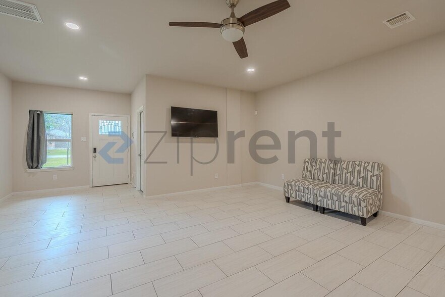 Building Photo - 110 Turner St