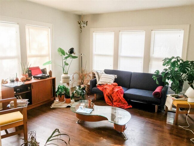 Building Photo - 3303 Mandell St