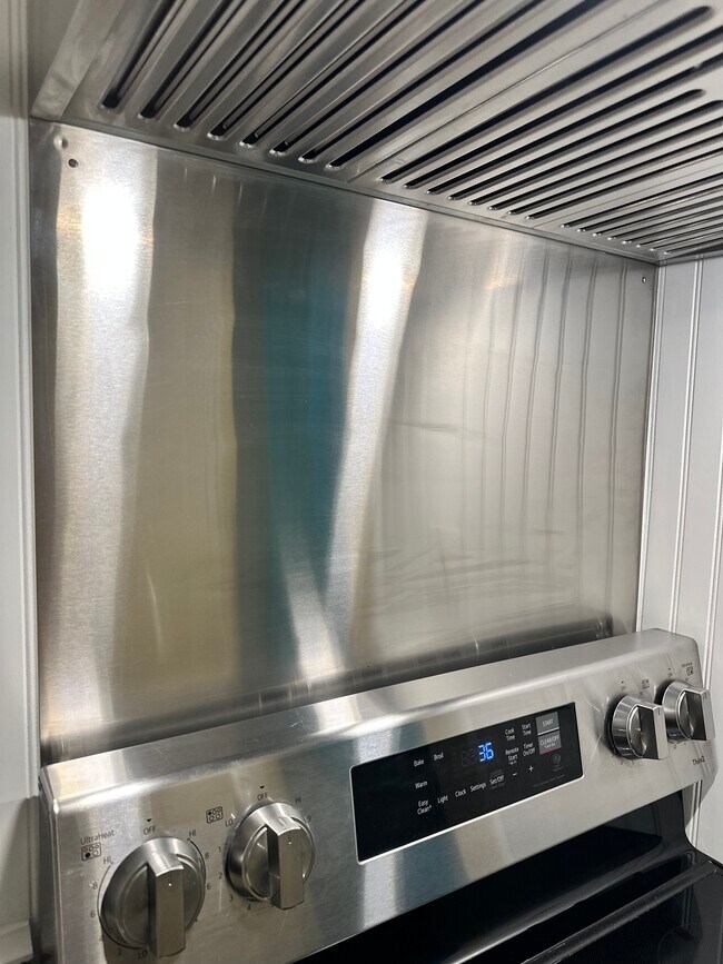 Building Photo - 537 Main St