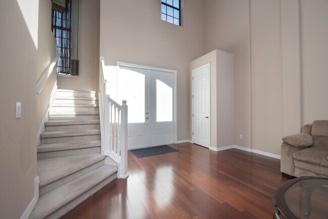 Building Photo - Large, Executive style 3/2.5 Lakefront/POOL Home in East Park of Lake Nona