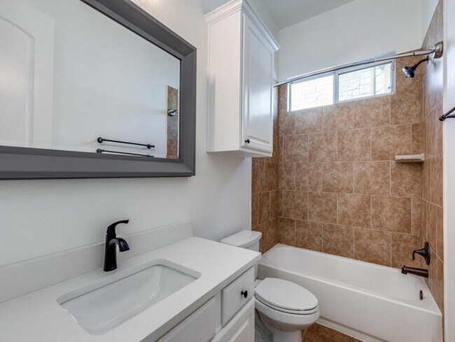 Building Photo - 15224 Glen Heather Dr