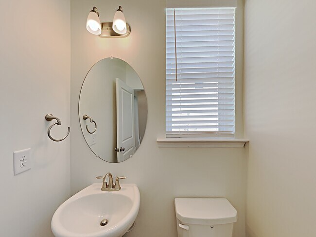 Building Photo - 550 Slew Dr