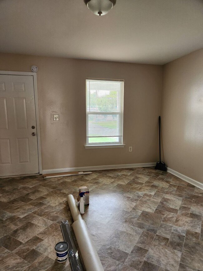 Building Photo - House for Rent