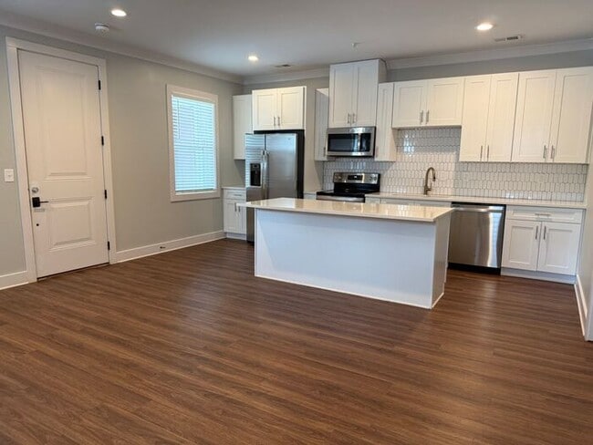 Building Photo - Modern 2 Bedroom Condo in the Heart of Melrose